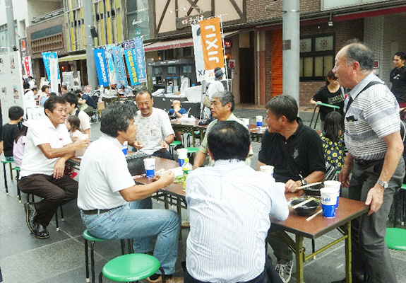 飲食コーナーも大賑わい