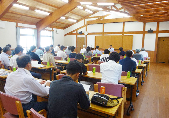 県産材を多く用いた立山山麓森林組合会議室