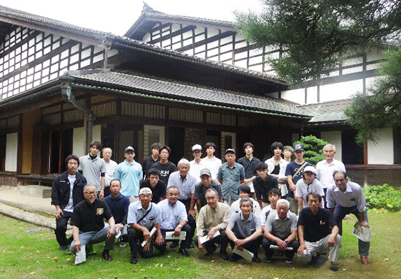 内山邸を背景に記念撮影